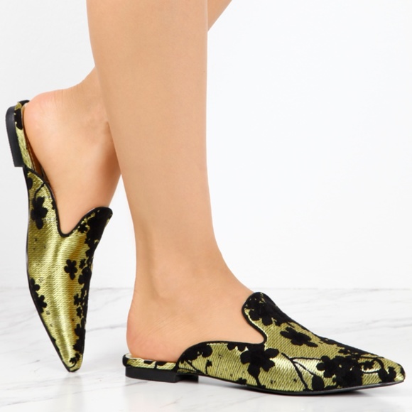 SHOEROOM21 BOUTIQUE Shoes - Ladies pointed toe slip on flat mules. Gold SHOEROOM21 BOUTIQUE Shoes - Ladies pointed toe slip on flat mules. Gold